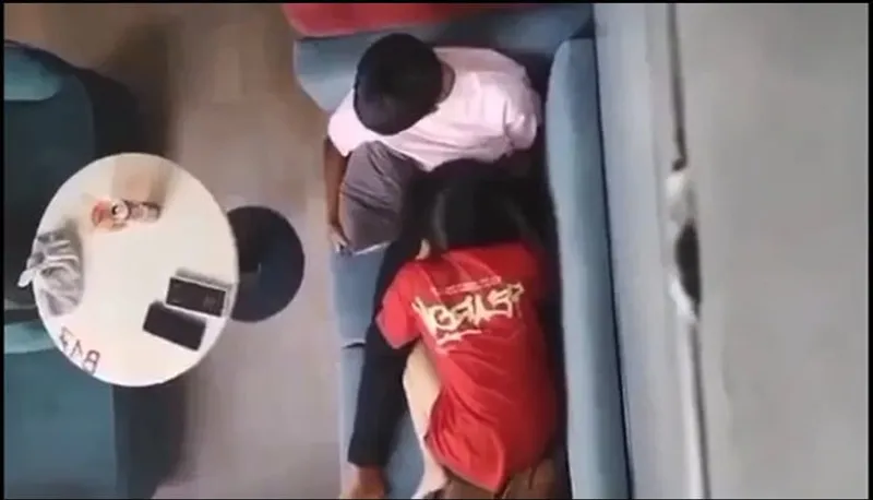 Quay lén người yêu liếm mút cho con ghệ nơi công cộng