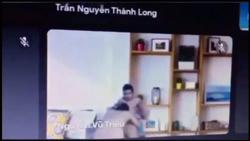 Học online quên không tắt camera lộ cảnh bồ đang bú mút