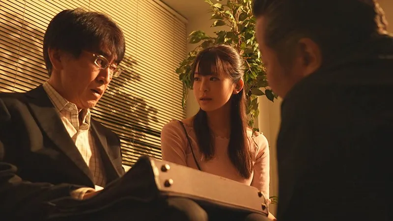 Gã chồng vay nợ anh em xã đoàn, cô vợ phải bán thân để trả nợ