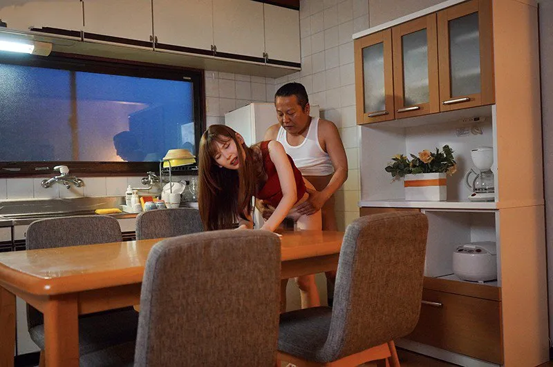 Cục vàng bị chồng mới của mẹ xoạc mỗi ngày, cho dù đã có người yêu