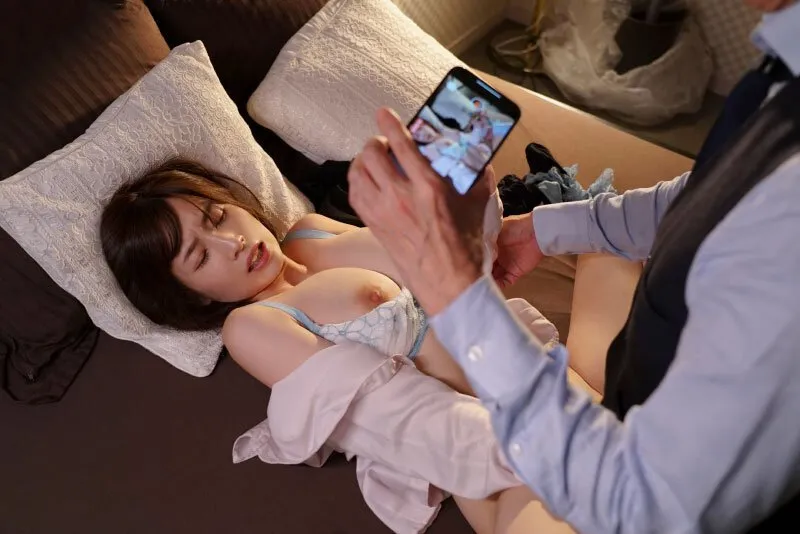 Tiền bối chuốc thuốc em thư ký bắt quan hệ cả đêm khi đi công việc xa